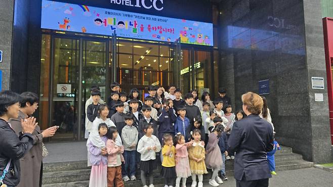 김은주 호텔 ICC 대표가 아이들에게 어린이날 축하 인사를 전하고 있다.    사진=대전사랑메세나 제공