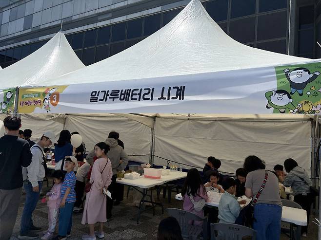 5월 5일 어린이날 국립중앙과학관에서 열린 '유성 어린이 한마당&나무랑 놀꾸야' 행사장 중 '밀가루배터리 시계' 부스 현장./사진=최화진 기자