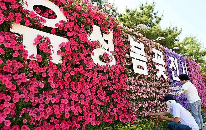 유성온천 문화축제와 봄꽃 전시회를 이틀 앞둔 6일 대전 유성구 유림공원에서 관계자들이 축제와 전시 준비를 하며 분주히 움직이고 있다. 김주형 기자 kjh2667_@cctoday.co.kr
