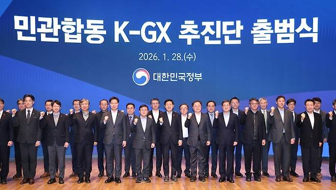 구윤철 부총리 겸 재정경제부 장관이 지난 1월 28일 서울 중구 대한상공회의소 국제회의장에서 열린 '민관합동 K-GX 추진단 출범식'에서 참석자들과 기념촬영을 하고 있다. /연합뉴스