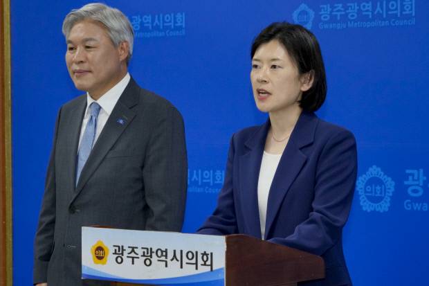 조국혁신당 배수진(오른쪽) 광산을 국회의원 보궐선거 예비후보가 6일 광주시의회 브리핑룸에서 출마 기자회견을 열고 있다.