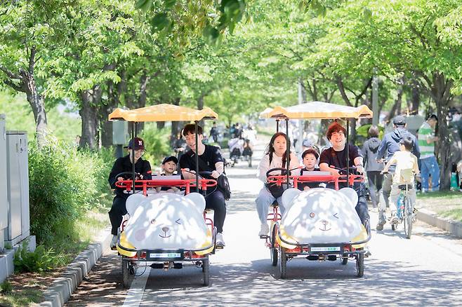 구미시는 동락공원에서 시민 등에게 가족용 캐릭터 자전거 등 이색 자전거를 무료로 대여하는 서비스를 이달부터 시작했다. /구미시 제공