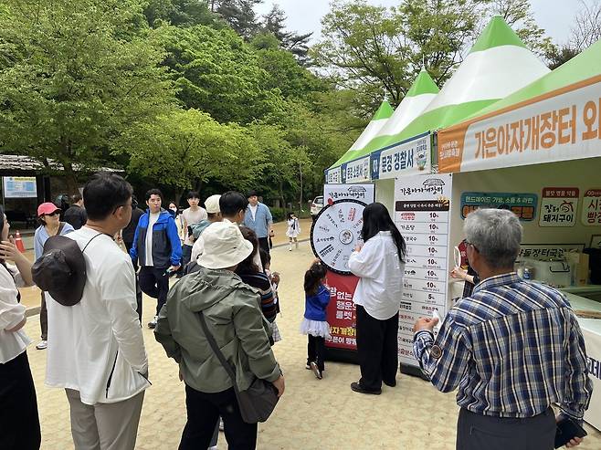 문경시는 가은아자개장터 입점 상인들과 함께 지난 1일부터 10일까지 문경찻사발축제장에서 ‘가은아자개장터 홍보관’을 운영하며 다양한 참여형 이벤트를 통해 장터 알리기에 나서고 있다. /문경시 제공