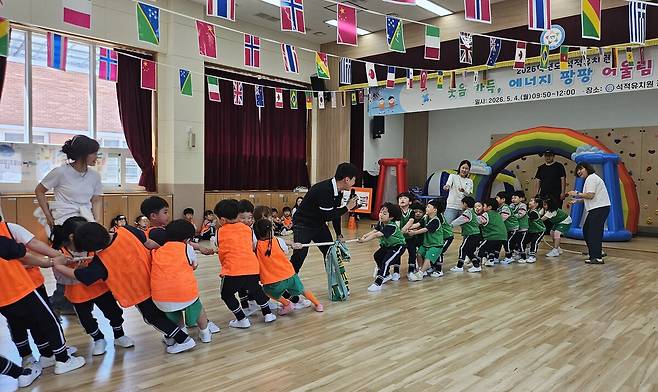 칠곡군 석적유치원(원장 박희자) 원생들이 ‘어울림 운동회’에서 줄다리기를 하고 있다. /칠곡교육지원청 제공