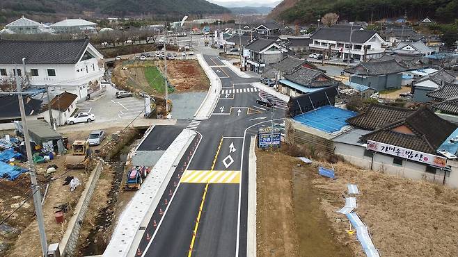 지난 2023년 12월 2차선으로 확장된 북군마을 진입로 전경. /경주시 제공