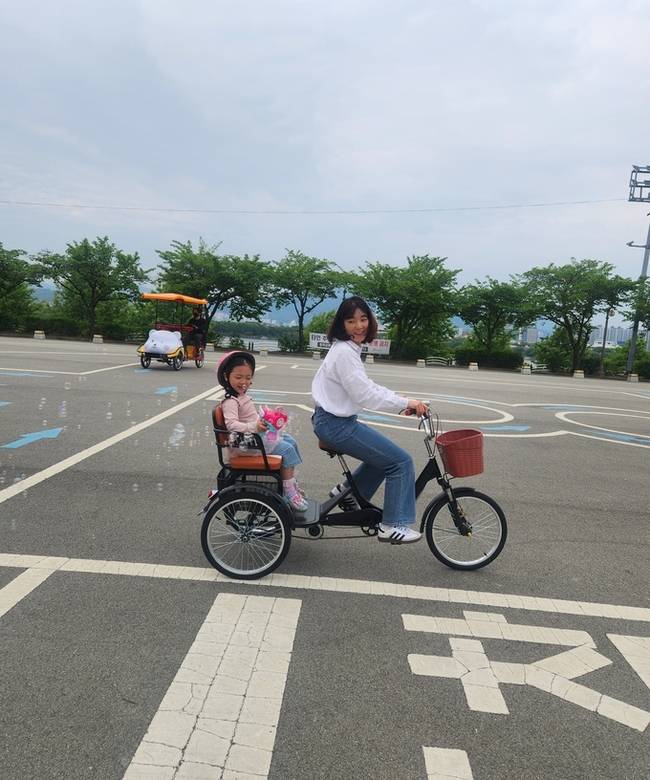 ▲ 구미시 동락공원세서 삼륜자전거를 탄 엄마와 딸이 즐거워 하고있다. 구미시