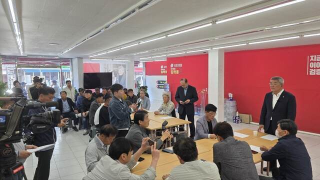 김학동 예천군수 예비후보가 6일 기자회견을 하고 있다. 권용갑 기자