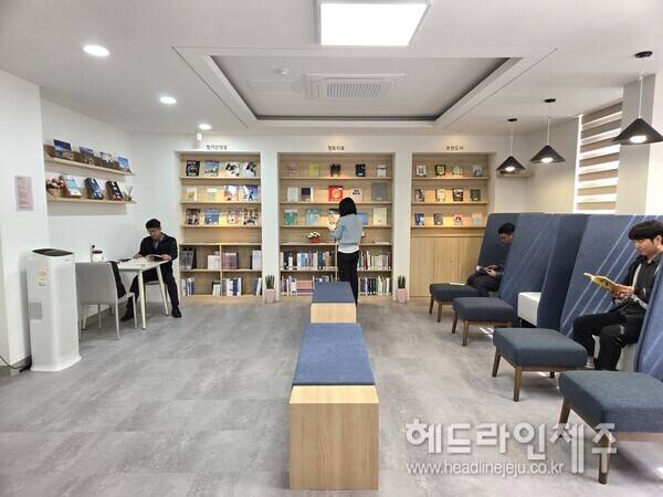새롭게 단장한 제주시청 북카페.