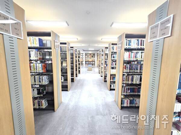 새롭게 단장한 제주시청 북카페.