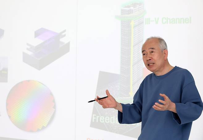 황철주 주성엔지니어링 회장이 이투데이와 인터뷰에서 3-5족 화합물 반도체 기술에 대해 설명하고 있다.  고이란 기자 photoeran@(이투데이DB)