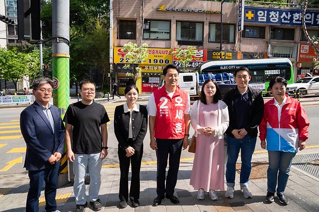 ▲오세훈 서울시장 후보가 시민들과 부동산 정책 현장 간담회를 마친 뒤 기념촬영을 하고 있다. 사진=오세훈 캠프 제공
