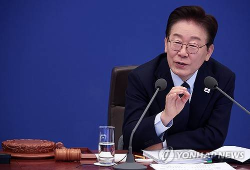발언하는 이재명 대통령(서울=연합뉴스) 한상균 기자 = 이재명 대통령이 6일 청와대에서 열린 국무회의 겸 비상경제점검회의에서 발언하고 있다. 2026.5.6 xyz@yna.co.kr
