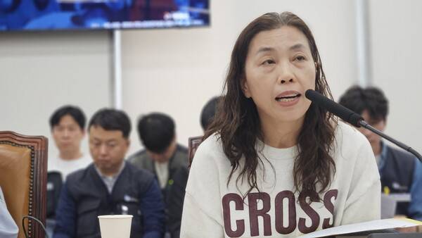 전국민주노동조합총연맹, 재단법인 노동존중세상을 향한 우직한 걸음 뚜벅이 등은 6일 오후 서울 여의도 국회에서 열린 '외투기업 철수와 집단해고 3년, 노동자의 삶과 고용을 묻다' 토론회를 열었다. 한국와이퍼에서 13년 동안 근무한 신미향 씨는 "재취업 시장에서 나이와 경력은 도움이 되지 않는다"고 했다. 2026.5.6. 재단법인 노동존중세상을 향한 우직한 걸음 뚜벅이 제공.
