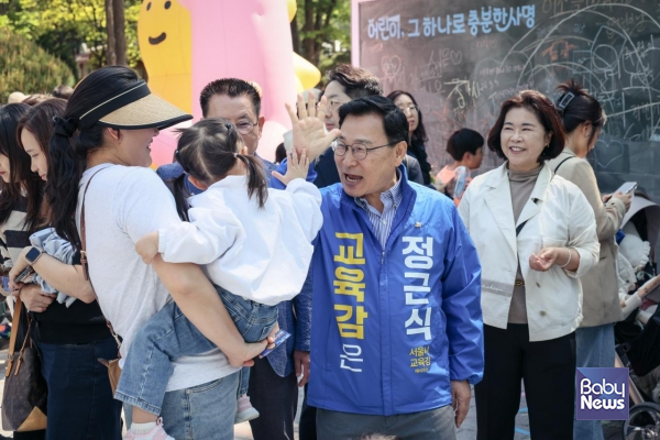 정근식 서울시교육감 민주·진보 예비후보가 5일 서울 어린이대공원에서 열린 '서울어린이정원페스티벌'에 참석해 시민들과 인사를 나누고 있다. ⓒ정근식 캠프