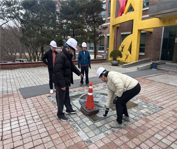 국립중앙청소년수련원 관계자들이 청소년활동 안전을 위한 시설 안전점검을 실시하고 있다.&nbsp;ⓒ국립청소년중앙수련원
