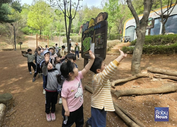 매봉산 유아숲 체험 프로그램에 참여한 어린이들이 봄꽃을 보며 손을 흔들고 있다. ⓒ마포구