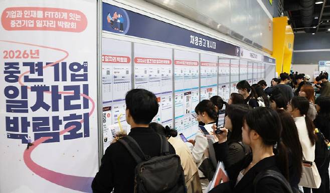 3월 31일 서울 서초구 aT 센터에서 열린 2026년 중견기업 일자리박람회에서 구직자들이 각 기업의 채용공고문을 살피고 있다.(사진=연합뉴스)