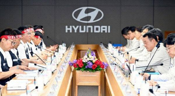 2025년 6월 18일 현대자동차 노사 대표가 울산공장에서 올해 임금 및 단체협약 상견례를 열고 있다. (사진=연합뉴스)