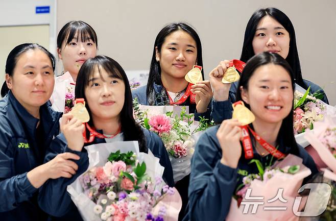 2026년 세계남녀단체배드민턴선수권대회에 출전한 안세영을 비롯한 대한민국 대표팀 선수들이 5일 인천공항 제2여객터미널을 통해 귀국해 기념촬영을 하고 있다. 2026.5.5 ⓒ 뉴스1 이호윤 기자
