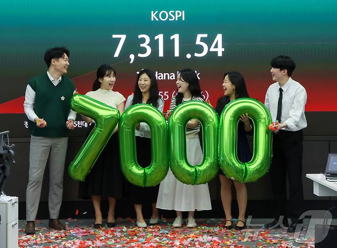 코스피가 장중 7000포인트를 돌파한 6일 서울 중구 하나은행 딜링룸에서 직원들이 축하 세리머니를 하고 있다. 2026.5.6 ⓒ 뉴스1 이종수 인턴기자