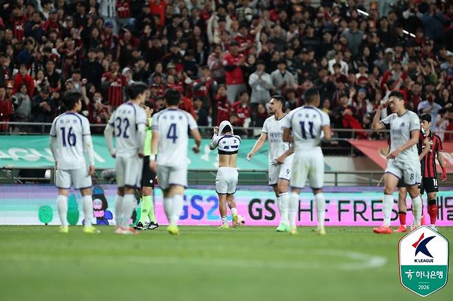 퇴장 후 유니폼을 뒤집어쓰고 괴로워하는 김강(가운데)(한국프로축구연맹 제공)