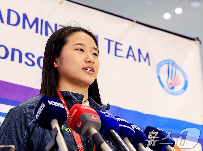 2026년 세계여자단체배드민턴선수권대회(우버컵) 대표팀 안세영이 5일 인천공항 제2여객터미널을 통해 귀국해 취재진 질문에 답하고 있다. 2026.5.5 ⓒ 뉴스1 이호윤 기자