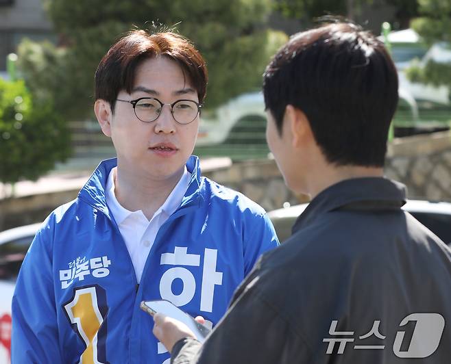 6·3 국회의원 보궐선거 부산 북갑 하정우 더불어민주당 후보가 6일 오전 부산 북구 북구선거관리위원회에서 예비후보 등록을 마친 뒤 취재진 질문에 답하고 있다. 2026.5.6 ⓒ 뉴스1 윤일지 기자