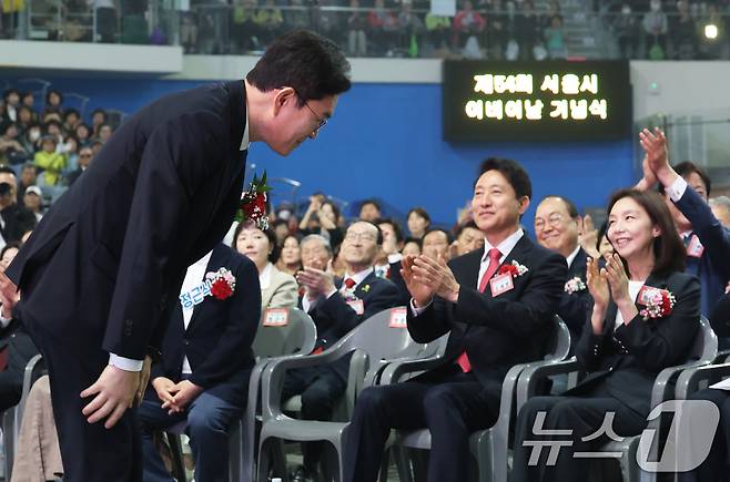 6일 서울 중구 장충체육관에서 열린 대한노인회 서울시연합회 제54회 어버이날 기념행사에서 정원오 더불어민주당 서울시장 후보가 어르신들에게 인사하는 동안 오세훈 국민의힘 서울시장 후보가 손뼉을 치고 있다. 2026.5.6 ⓒ 뉴스1 오대일 기자