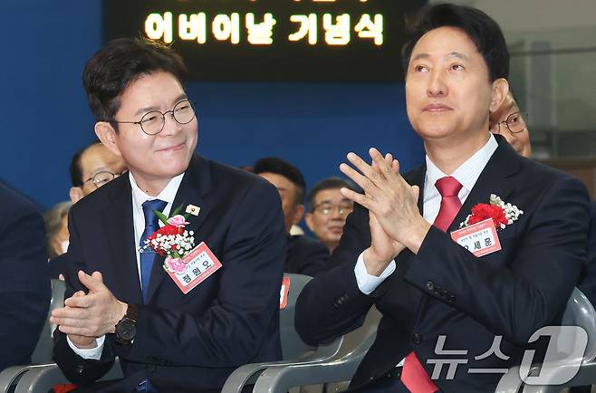 정원오 더불어민주당 서울시장 후보와 오세훈 국민의힘 서울시장 후보가 6일 서울 중구 장충체육관에서 열린 대한노인회 서울시연합회 제54회 어버이날 기념행사에서 나란히 손뼉을 치고 있다. 2026.5.6 ⓒ 뉴스1 오대일 기자