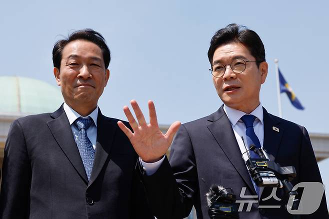 정원오 더불어민주당 서울시장 후보가 6일 오후 서울 여의도 국회 분수대 앞에서 서울-강원 상생협력 공동 선언문 발표를 마친 뒤 취재진 질의에 답하고 있다. 왼쪽은 우상호 강원도지사 후보. 2026.5.6 ⓒ 뉴스1 안은나 기자