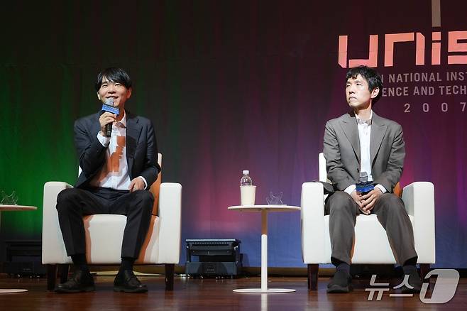 6일 UNIST GRIT인재융합학부 오픈스테이지 토크콘서트 '반상 위로 먼저 온 미래 이창호·이세돌이 전하는 AI 시대의 한 수'가 열리고 있다.(UNIST 제공. 재판매 및 DB금지)/뉴스1