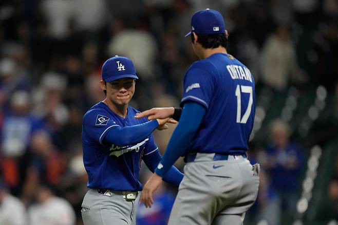 Los Angeles Dodgers shortstop Hyeseong Kim (6) celebrates with designated hitter Shohei Ohtani (17) after winning a baseball game against the Houston Astros in Houston, Monday, May 4, 2026. (AP Photo/Ashley Landis)







<저작권자(c) 연합뉴스, 무단 전재-재배포, AI 학습 및 활용 금지>