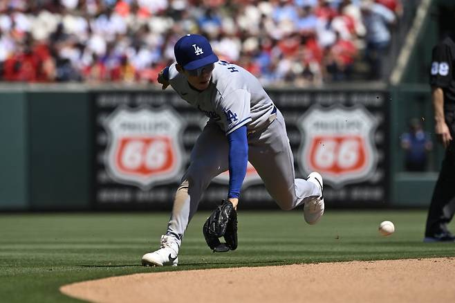 May 3, 2026; St. Louis, Missouri, USA; Los Angeles Dodgers shortstop Hyeseong Kim (6) fields a ground ball hit by the St. Louis Cardinals in the fifth inning at Busch Stadium. Mandatory Credit: Joe Puetz-Imagn Images







<저작권자(c) 연합뉴스, 무단 전재-재배포, AI 학습 및 활용 금지>