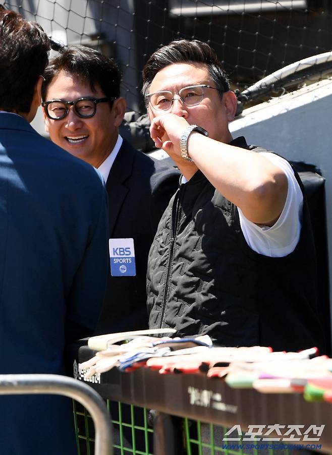 이날 현장을 찾은 박용택 해설위원은 경기 전 심재학 단장과 KIA 타이거즈 선수들 타격 훈련을 지켜봤다.