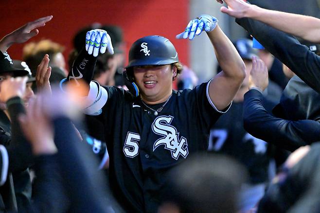 May 4, 2026; Anaheim, California, USA;  Chicago White Sox first baseman Munetaka Murakami (5) celebrates in the dugout after hitting a two-run home run in the fourth inning against the Los Angeles Angels at Angel Stadium. Mandatory Credit: Jayne Kamin-Oncea-Imagn Images







<저작권자(c) 연합뉴스, 무단 전재-재배포, AI 학습 및 활용 금지>