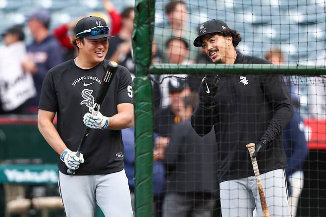 Chicago White Sox's Munetaka Murakami, left, reacts while interacting with Miguel Vargas, right, before a baseball game against the Los Angeles Angels, Monday, May 4, 2026, in Anaheim, Calif. (AP Photo/Jessie Alcheh)







<저작권자(c) 연합뉴스, 무단 전재-재배포, AI 학습 및 활용 금지>