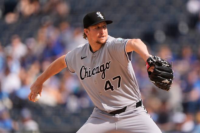 Chicago White Sox starting pitcher Erick Fedde throws during the first inning of a baseball game against the Kansas City Royals, Saturday, April 11, 2026, in Kansas City, Mo. (AP Photo/Charlie Riedel)







<저작권자(c) 연합뉴스, 무단 전재-재배포, AI 학습 및 활용 금지>