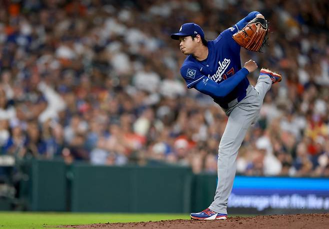 HOUSTON, TEXAS - MAY 05: Shohei Ohtani #17 of the Los Angeles Dodgers pitches during the fifth inning of the game against the Houston Astros at Daikin Park on May 05, 2026 in Houston, Texas.   Kenneth Richmond/Getty Images/AFP (Photo by Kenneth Richmond / GETTY IMAGES NORTH AMERICA / Getty Images via AFP)







<저작권자(c) 연합뉴스, 무단 전재-재배포, AI 학습 및 활용 금지>