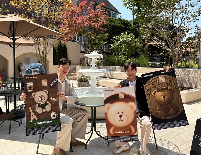 서울시 중구 장충동에 위치한 스타벅스 라운지R점에서 포즈를 취하고 있는 박철우 감독(왼쪽)과 한태준. 사진제공=우리카드