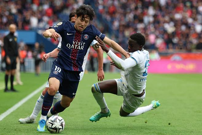 Paris Saint-Germain's South Korean midfielder #19 Kang-In Lee (L) and Lorient's Senegalese defender #25 Abdoulaye Faye (R) fight for the ball during the French L1 football match between Paris Saint-Germain (PSG) and FC Lorient at Parc des Princes stadium in Paris on May 2, 2026. (Photo by FRANCK FIFE / AFP)







<저작권자(c) 연합뉴스, 무단 전재-재배포, AI 학습 및 활용 금지>