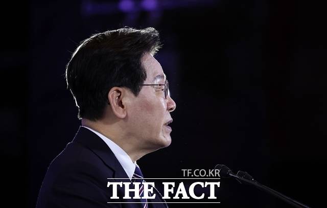 이재명 정부는 도심 내 우수 입지를 중심으로 한 주택공급 확대 정책을 추진하고 있다. 사진은 베트남을 국빈 방문한 이재명 대통령이 4월 22일(현지 시간) 하노이 한 호텔에서 열린 동포 오찬 간담회에서 인사말을 하고 있다. /뉴시스