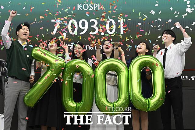 코스피가 7000선을 돌파한 6일 오전 서울 중구 하나은행 본점 딜링룸 모니터에 코스피가 7093.01 포인트를 기록하고 있다. /송호영 기자
