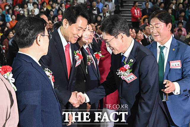 정원오 더불어민주당 서울시장 후보(오른쪽 두 번째)와 오세훈 국민의힘 서울시장 후보가 6일 서울 중구 장충체육관에서 열린 제54회 서울시 어버이날 기념식에 참석해 악수하고 있다. /남윤호 기자