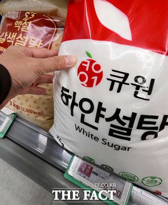 설탕과 밀가루 등 식품 소재를 주력 생산하는 삼양사가 지난해 수천억원대 순손실을 기록하며 적자로 돌아섰다. 재무 악화에도 배당 규모는 전년 수준을 유지해 총수 일가 수익 보전에 치중한다는 지적이 나온다. 사진은 삼양사 설탕 브랜드 큐원. /이새롬 기자