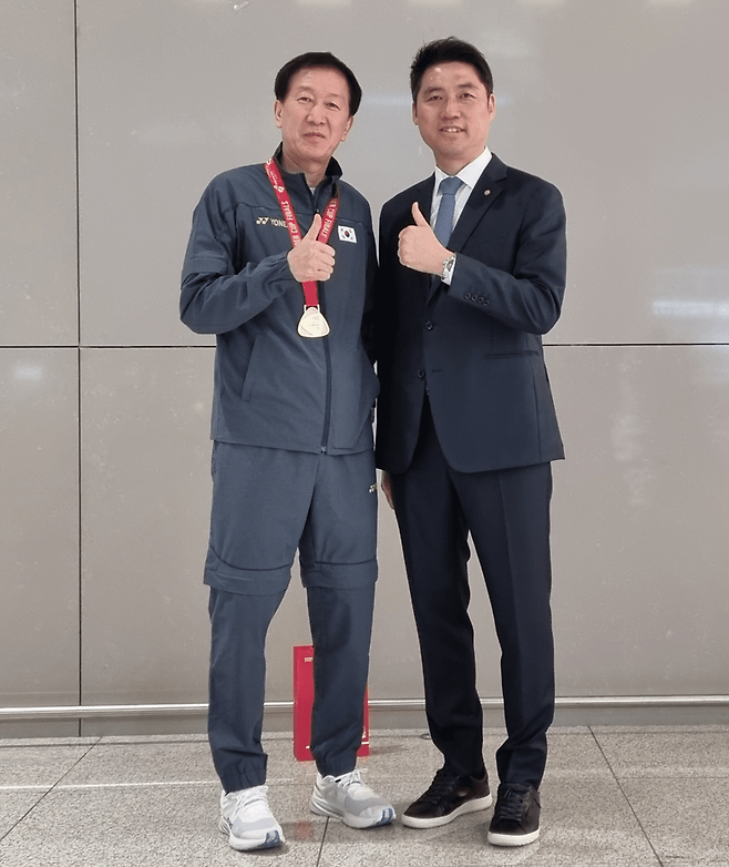 2026 우버컵 정상에 오른 뒤 귀국한 박주봉 대표팀 감독과 김동문 대한배드민턴협회 회장이 인천공항에서 반갑게 만났다. 대한배드민턴협회 이화우 사무처장 제공