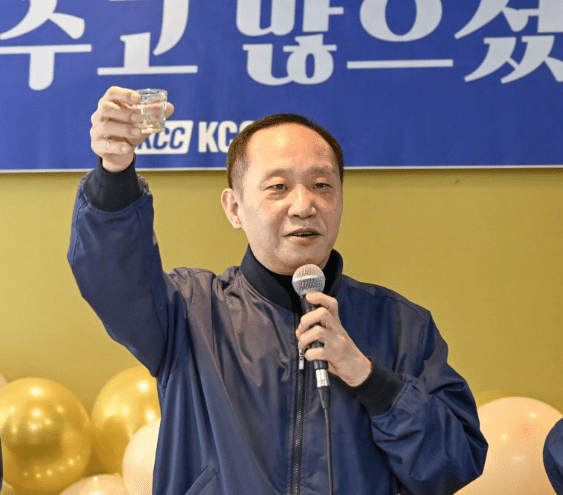 소노와의 챔피언결정전을 앞두고 KCC 구단주에 오른 정몽열 KCC건설 회장. KCC 웹진 캡처