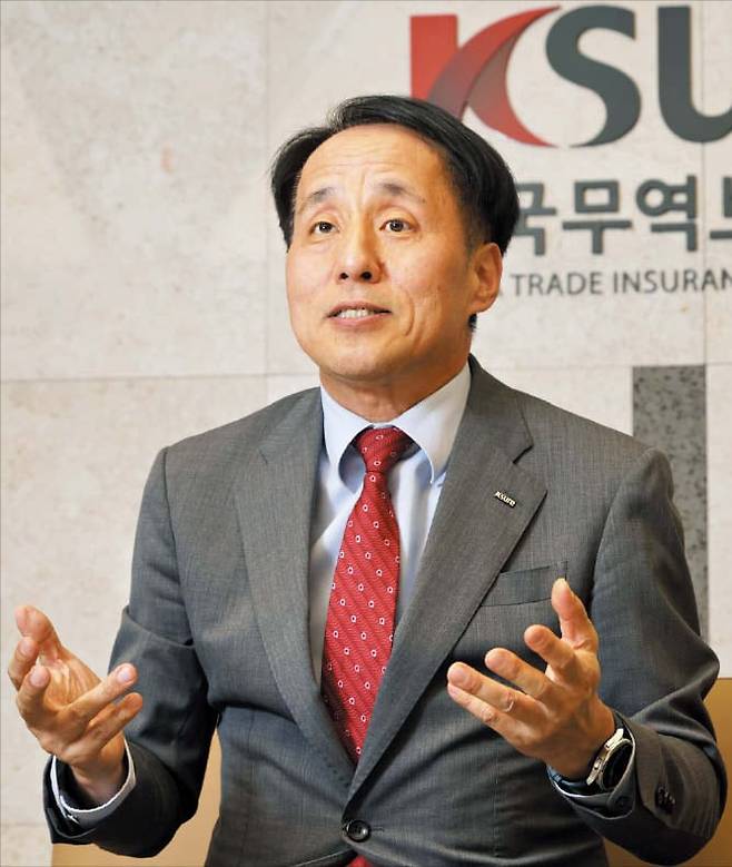 장영진 한국무역보험공사 사장이 지난달 13일 서울 종로구 무역보험공사 사옥에서 본지와 인터뷰를 갖고 있다. /장련성 기자