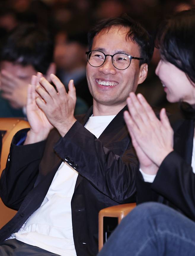 업스테이지 등 AI·딥테크 스타트업으로의 자금 쏠림현상이 강화하고 있다. 사진은 밝은 표정의 김성훈 업스테이지 대표./뉴스1