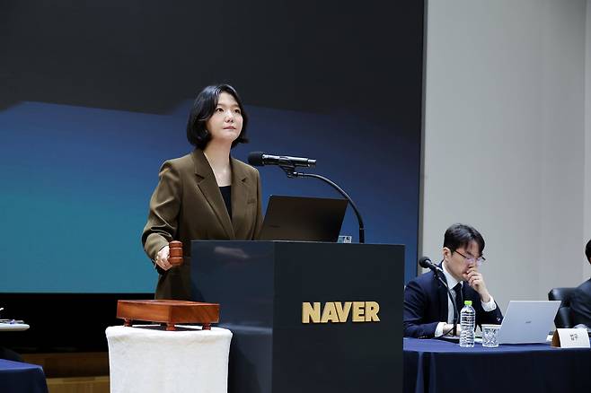 최수연 네이버 대표가 지난 3월 23일 오전 경기 성남시 분당구 네이버 그린팩토리에서 열린 제27기 정기 주주총회에서 발언하고 있다. /네이버 제공