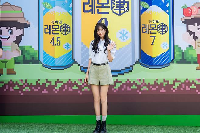안유진이 30일 오후 성수동 '순하리찐 아일랜드’ 팝업스토어를 방문해 입구에서 손을 흔들며 포즈를 취하고 있다. / 롯데칠성음료 제공
